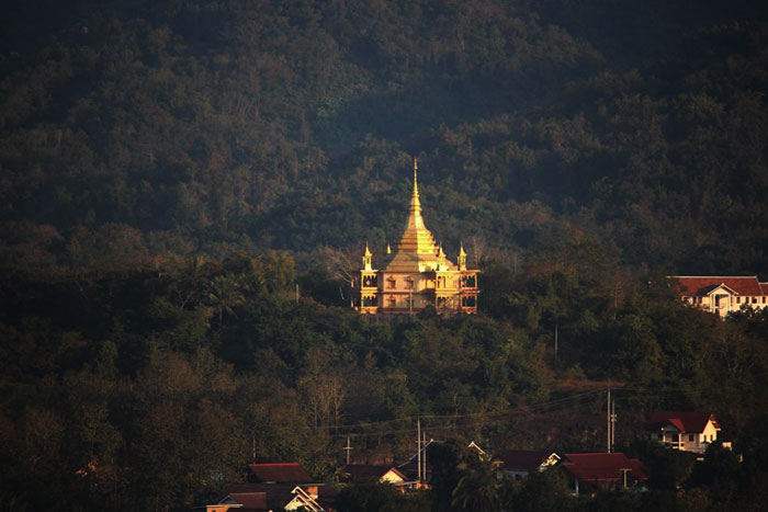 Mont Phousi Luang Prabang de loin